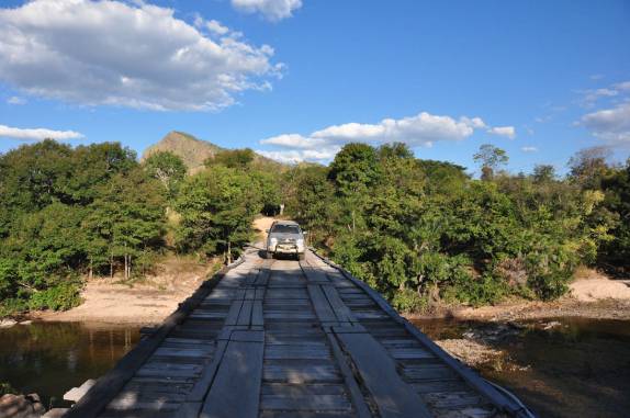 Atravessando ponte em estrada de terra na região da Serra do Paranã - GO